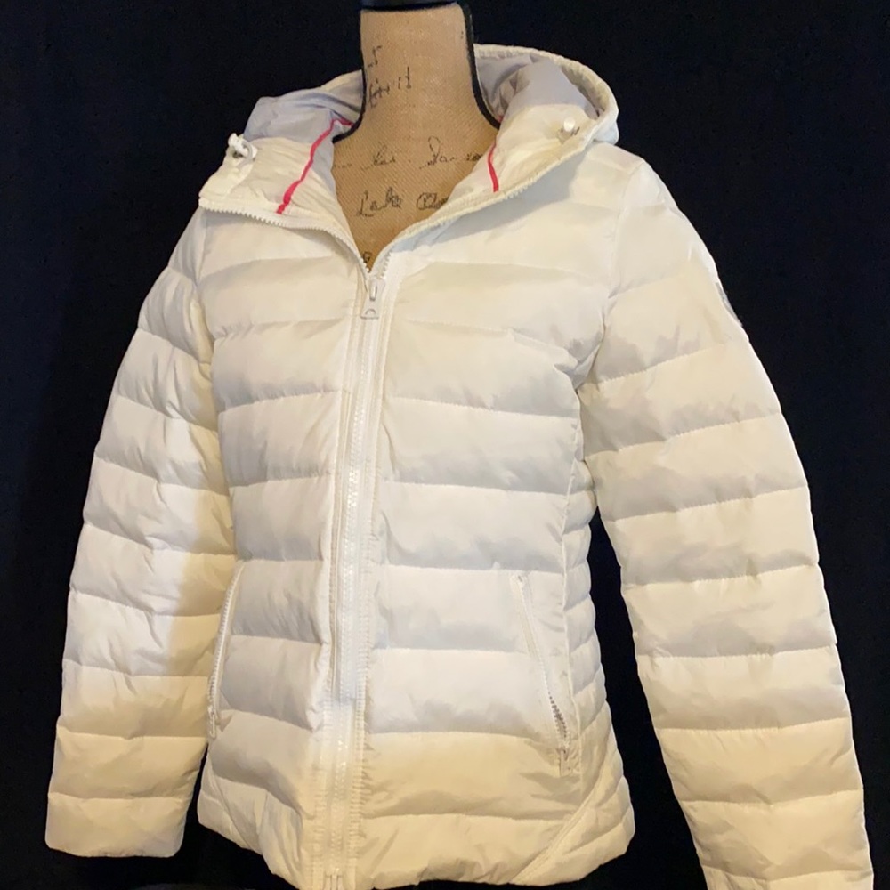 White Puffer Jacket with hood - American Eagle